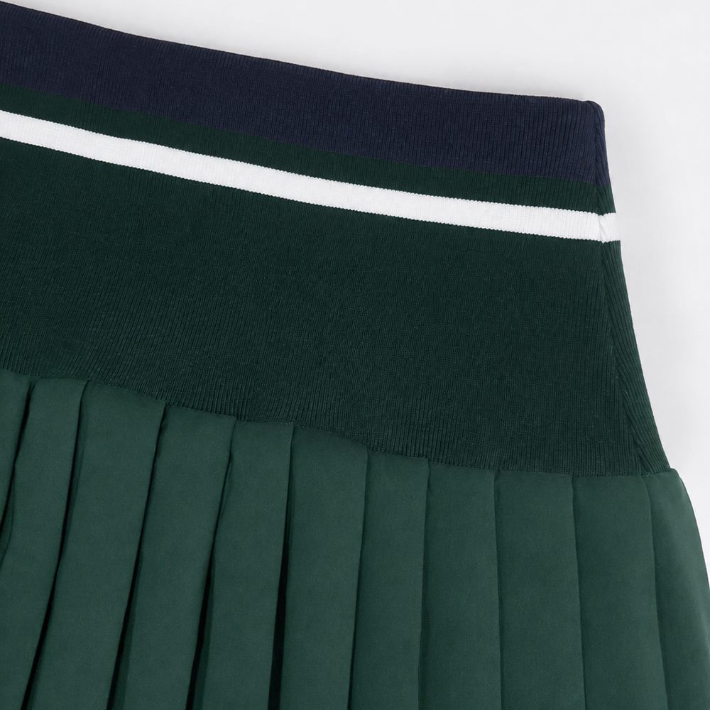 Contrast elastic waistband and pleated construction of tennis skort