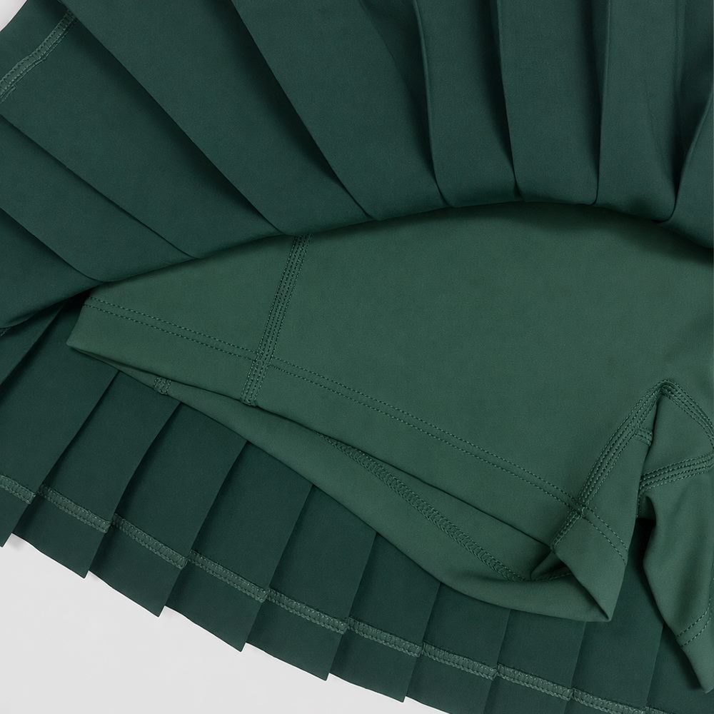 Built-in safety shorts and integrated inner-short pocket of pleated tennis skort