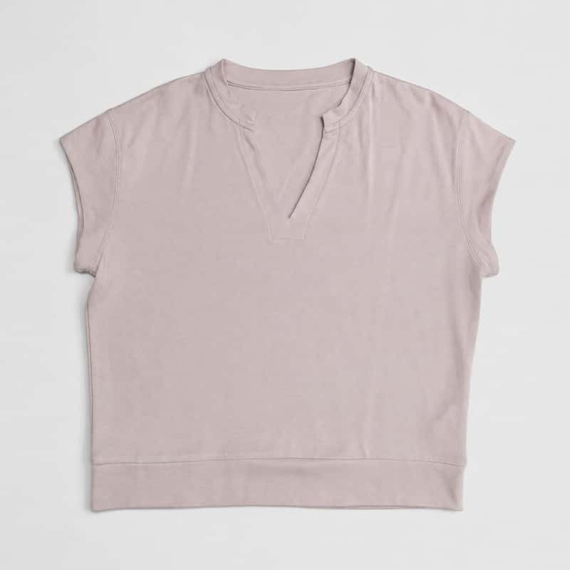 V-neck and wide hem on the short-sleeve lounge top