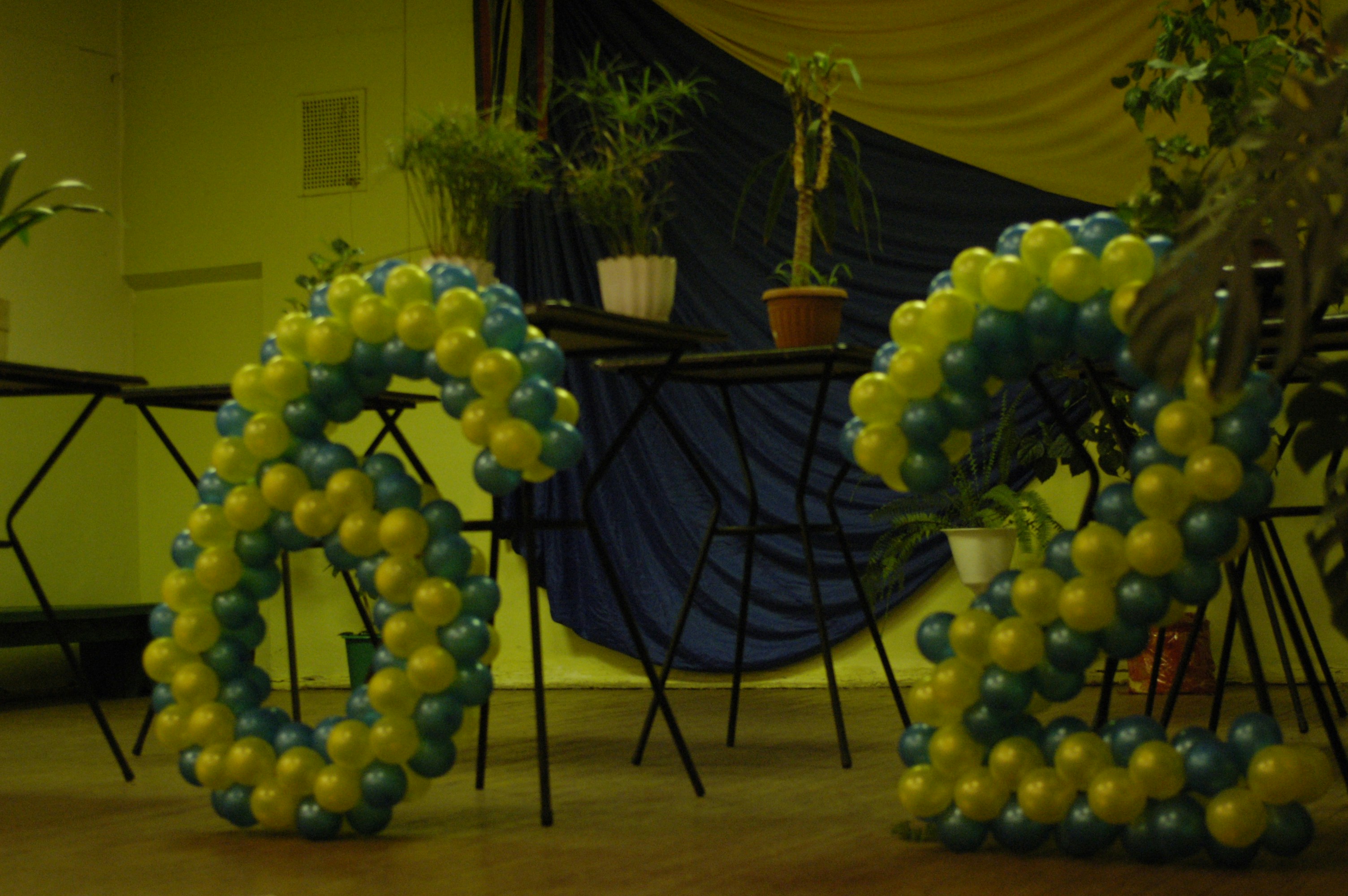 Step-by-step graphic showing how to tie a balloon and the double-stuffing technique.