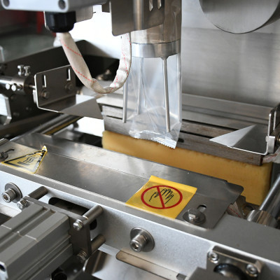 Automatic Filling Weight Granule Dog Animal Food Grain Cat Litter Sand Gusseted Bag Packing Machine