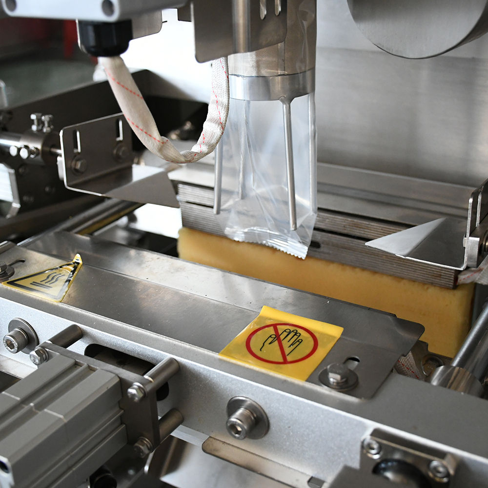 Nuts packing machine with automatic food linear weigher — VFFS bag forming and sealing jaws