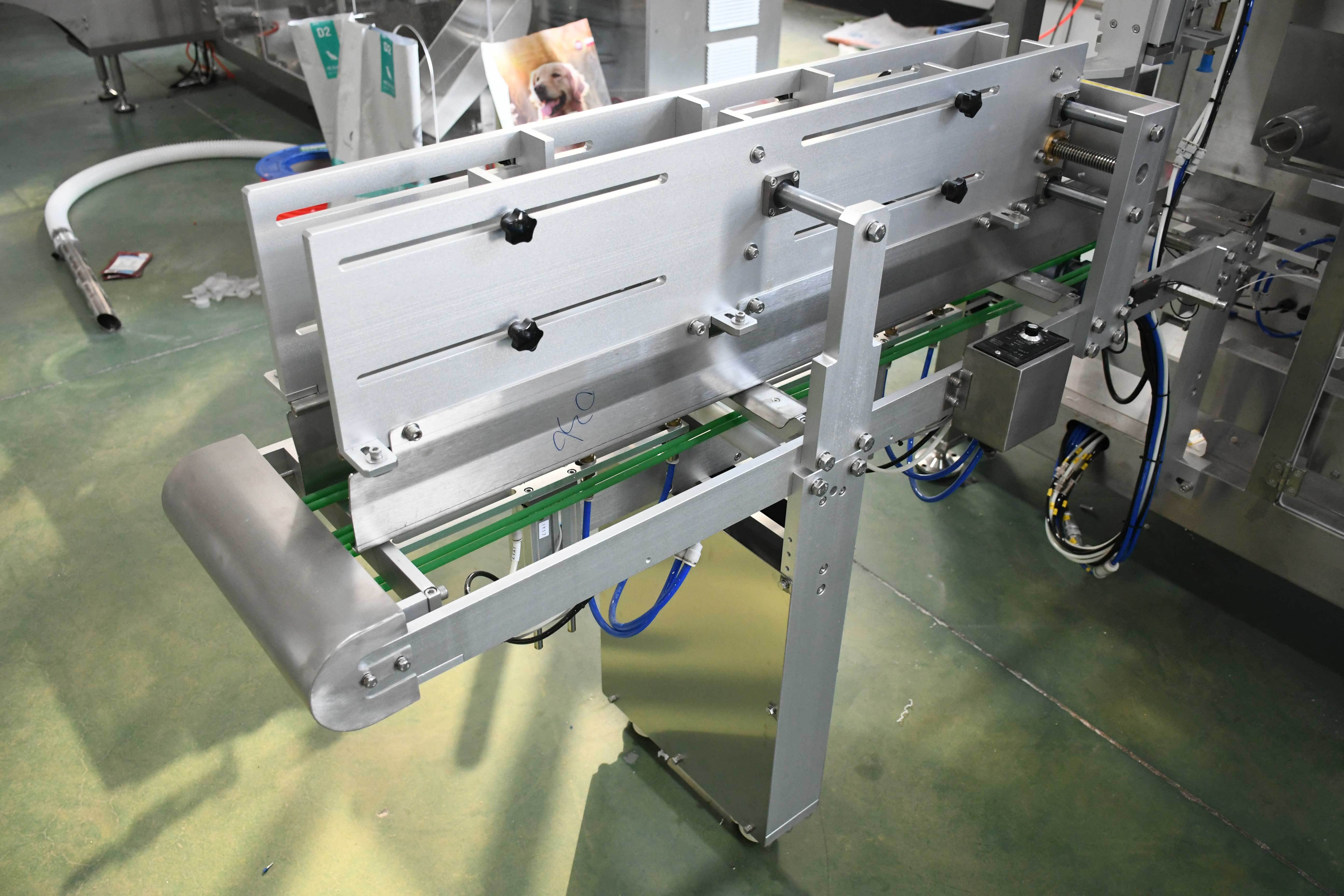 Conveyor-belt-bag-feeding-device