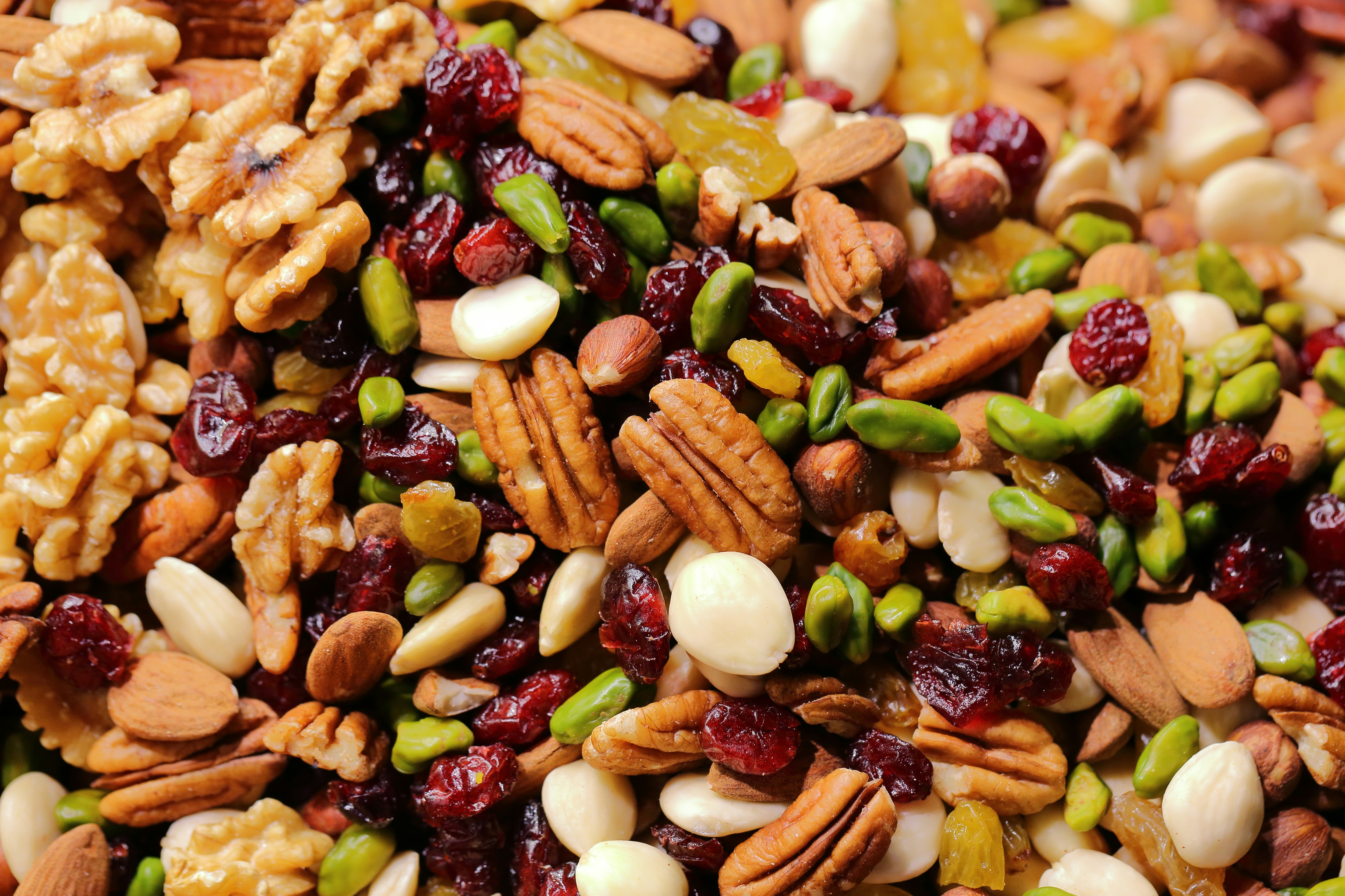 Multi-head weigher for mixed nut packaging Multi-head weigher dispensing mixed nuts
