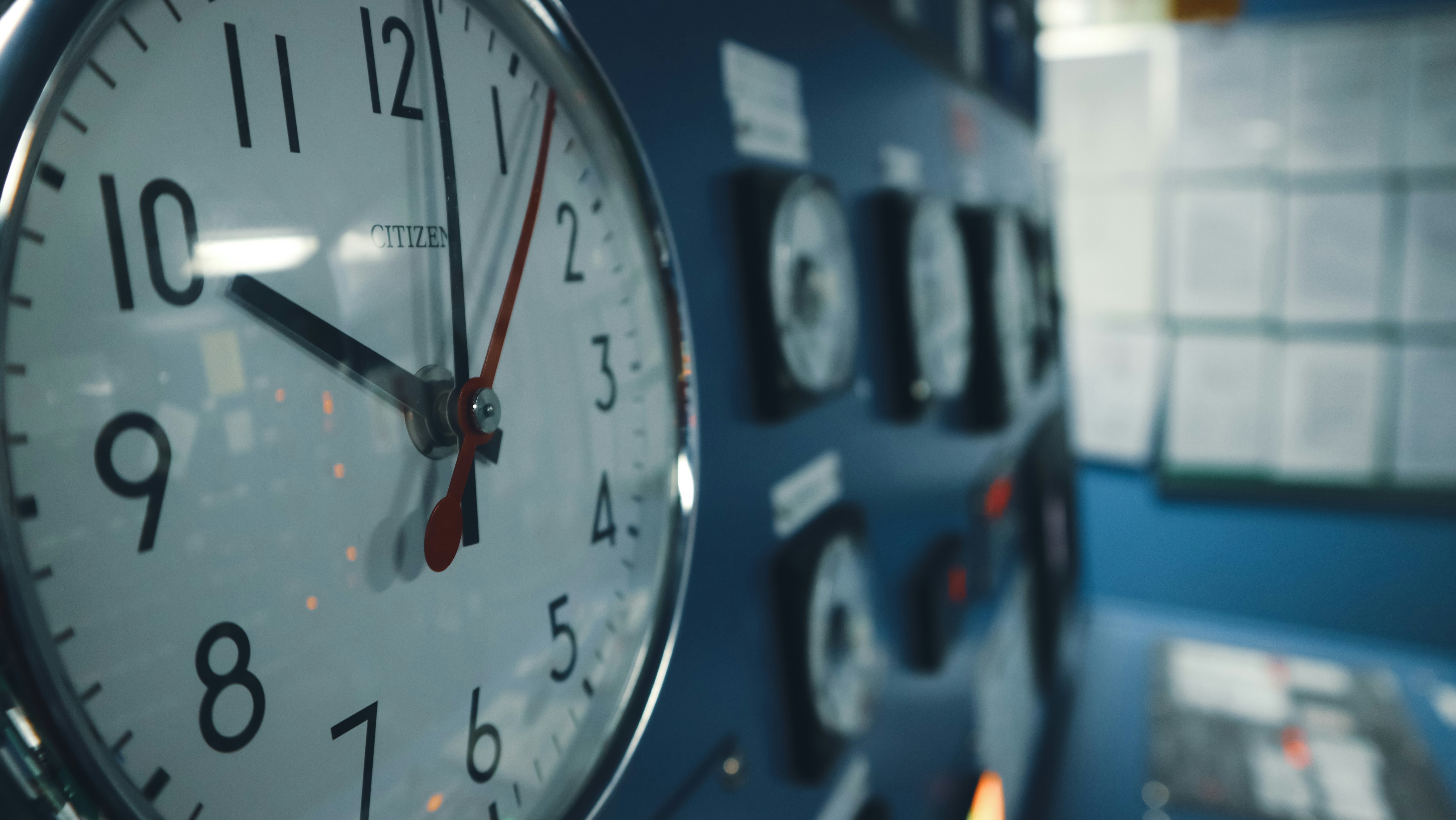 A calendar and clock graphic representing machine lead times and project planning