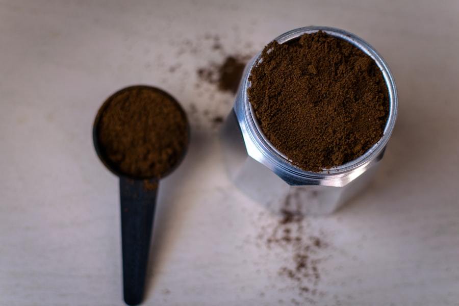 Coffee powder jar filled on an automatic powder filling machine