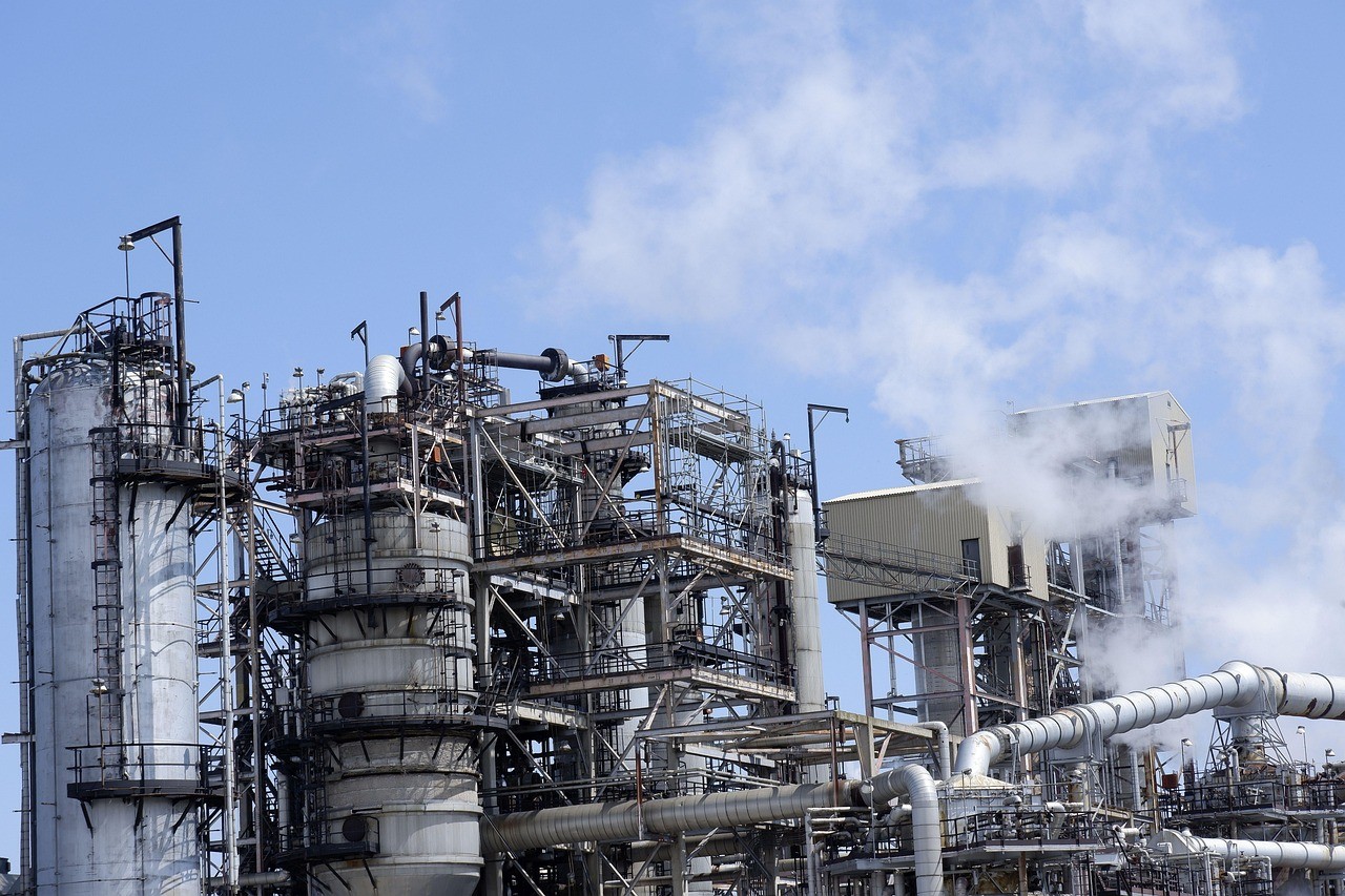Industrial process plant with insulated pipework and high-temperature equipment using aluminized silicon components