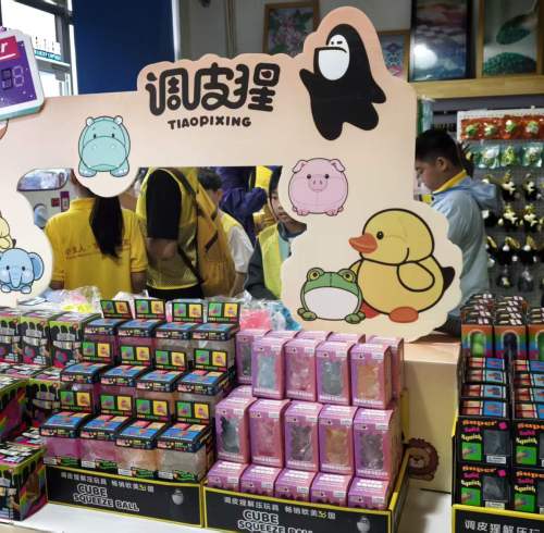 PLAYGORO Welcomes Student Visitors with Custom Fun Market on Campus Tour