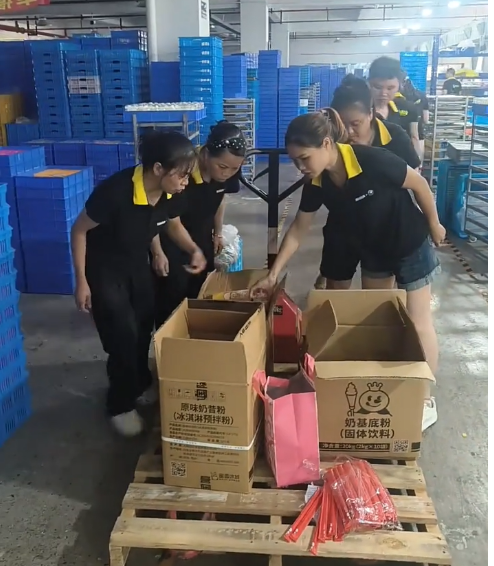 Qixi Festival Warm Welfare | PLAYGORO Presents Milk Tea to All Staff