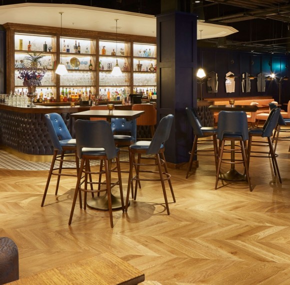 High-End Hotel Furniture Customizable Bar Table With Solid Wood Top