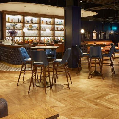 High-End Hotel Furniture Customizable Bar Table With Solid Wood Top