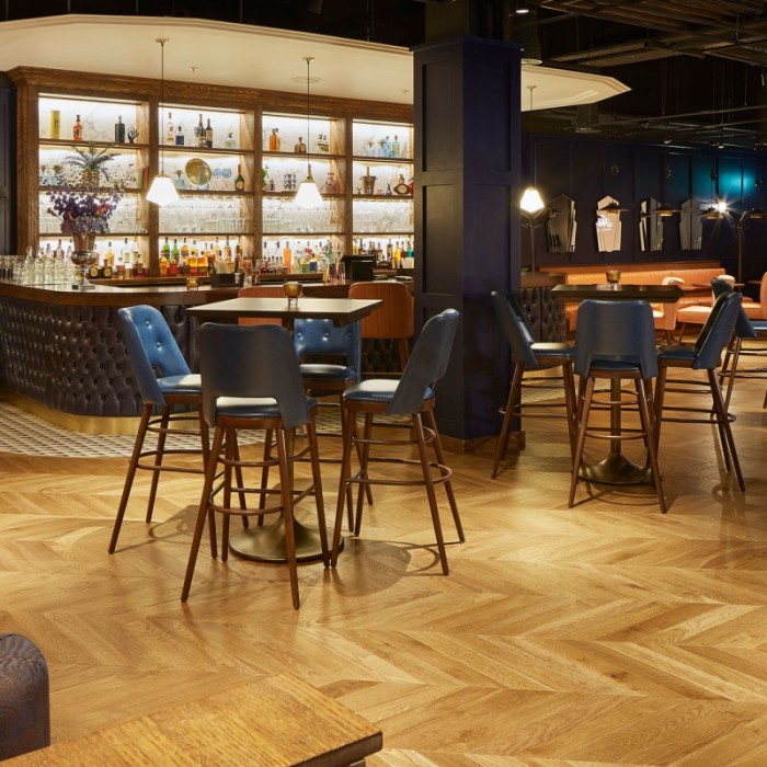 High-End Hotel Furniture Customizable Bar Table With Solid Wood Top