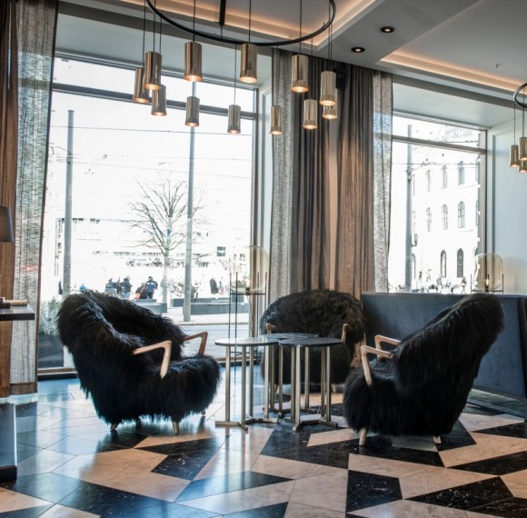 Luxury Upholstered Art Leisure Chair With Wooden Armrests For Hotel Lobby
