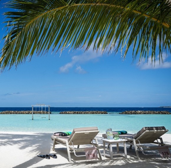 Weather-Resistant Outdoor Chaise Lounge With Cushion For Hotel Beach & Poolside