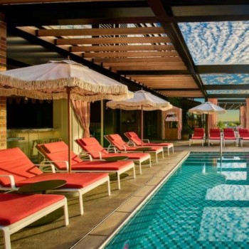 Weather-Resistant Outdoor Chaise Lounge with Cushion for Hotel Beach & Poolside