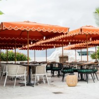Heavy-Duty Cantilever Offset Umbrella With 360° Rotation For Beachfront Hotel Decks