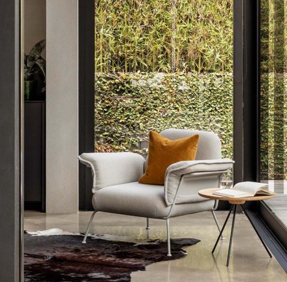 Premium Fabric Accent Chair For Hotel Lounge And Waiting Areas