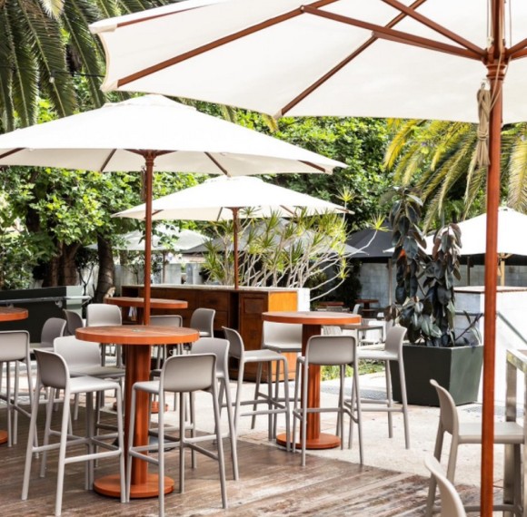 Adjustable Tilt Outdoor Patio Umbrella With Heavy Duty Base For Hotel Pool And Beach Use