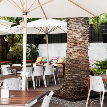 Adjustable Tilt Outdoor Patio Umbrella With Heavy Duty Base For Hotel Pool And Beach Use
