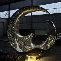 Abstract Twisted Metal Artwork For Hotel Garden And Outdoor Decoration