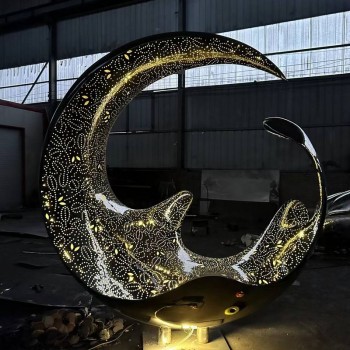 Abstract Twisted Metal Artwork For Hotel Garden And Outdoor Decoration
