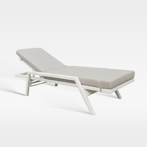 Hotel Poolside Outdoor Relaxation Pe Rattan Chaise Lounge Chair With Adjustable Backrest