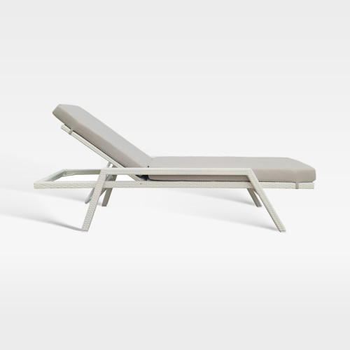 Hotel Poolside Outdoor Relaxation Pe Rattan Chaise Lounge Chair With Adjustable Backrest