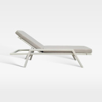 Hotel Poolside Outdoor Relaxation Pe Rattan Chaise Lounge Chair With Adjustable Backrest