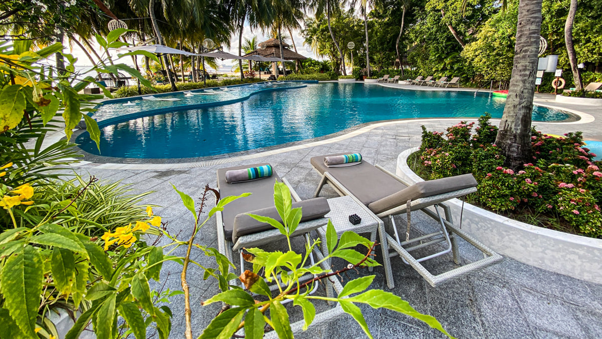 Hotel Poolside Outdoor Relaxation Pe Rattan Chaise Lounge Chair