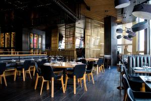 Sintered Stone vs Marble Tabletops: Which Is Better for Your Restaurant?