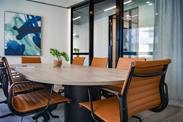 Collaboration zone with modular split-column tables