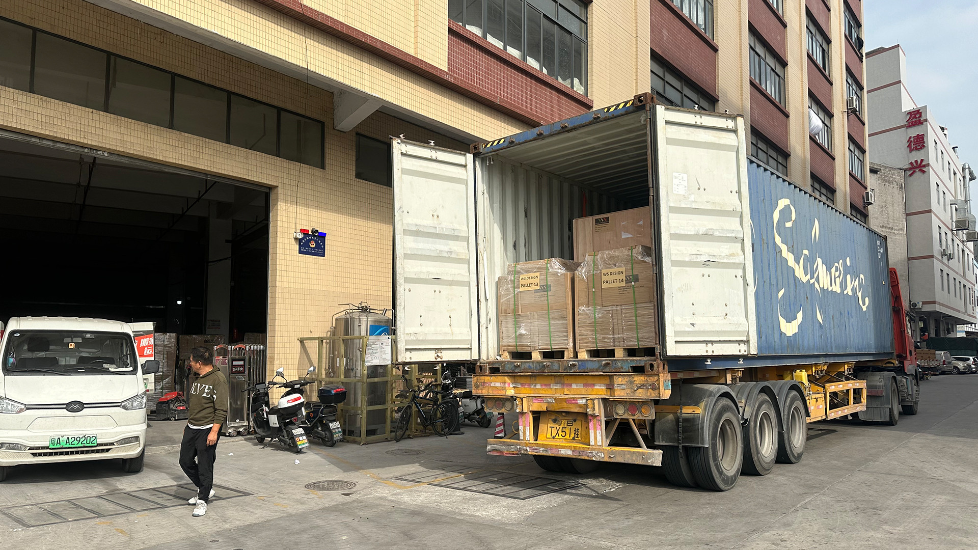 Loading palletized table base cartons into a 40HQ container - AEONTI OEM ODM wholesale