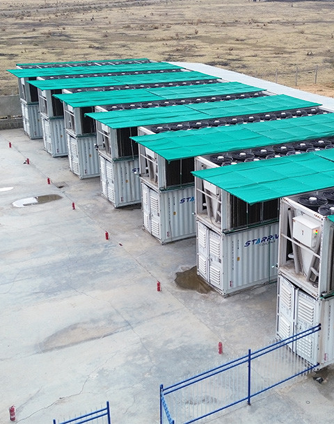 Containers with dry coolers operating outdoors in open weather
