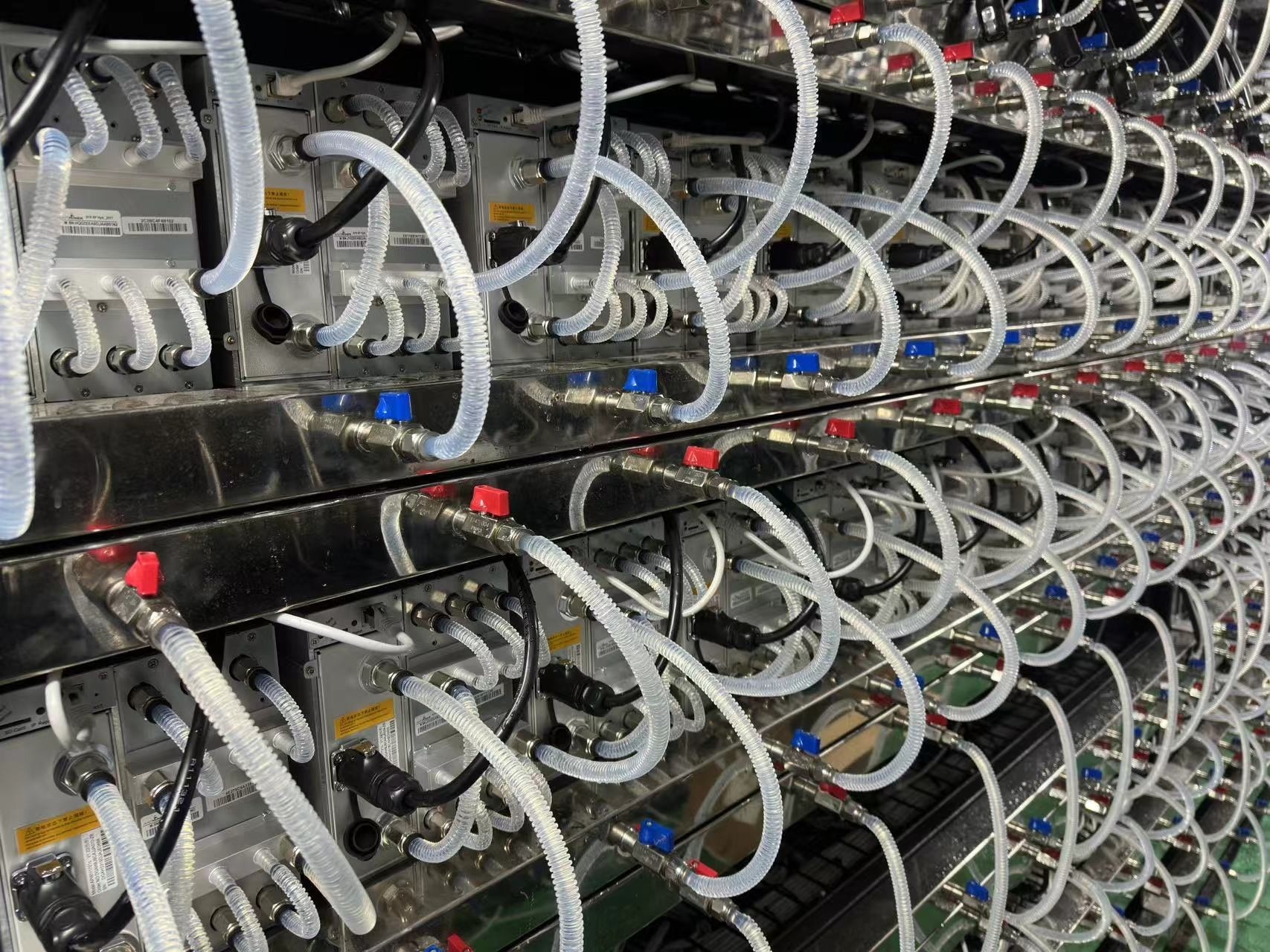 Air Cooling vs. Hydro Cooling in High-Density Compute Data Center