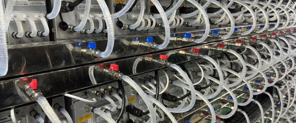 Air Cooling vs. Hydro Cooling in High-Density Compute Data Center