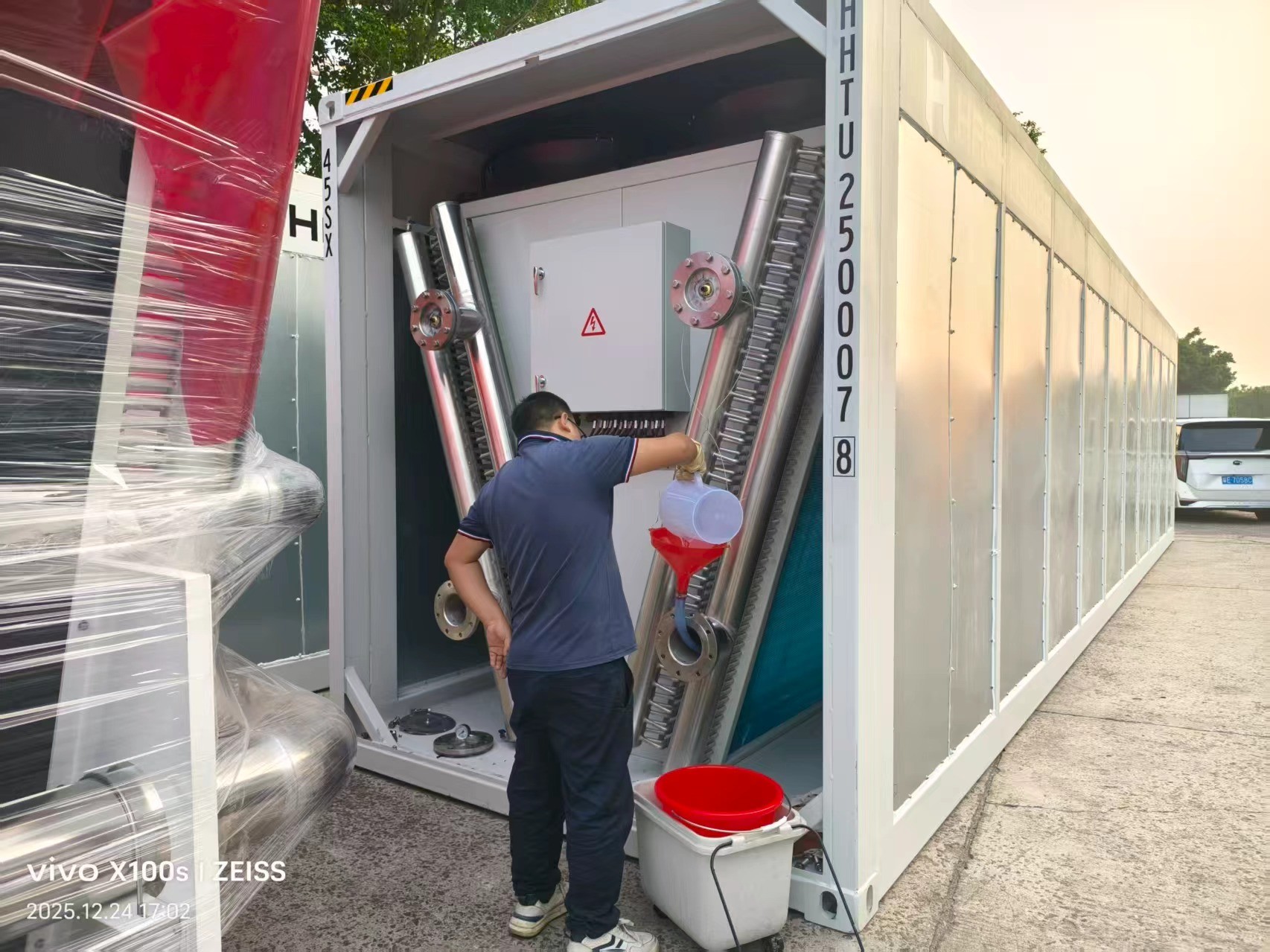 Containers with dry coolers operating outdoors in cold conditions
