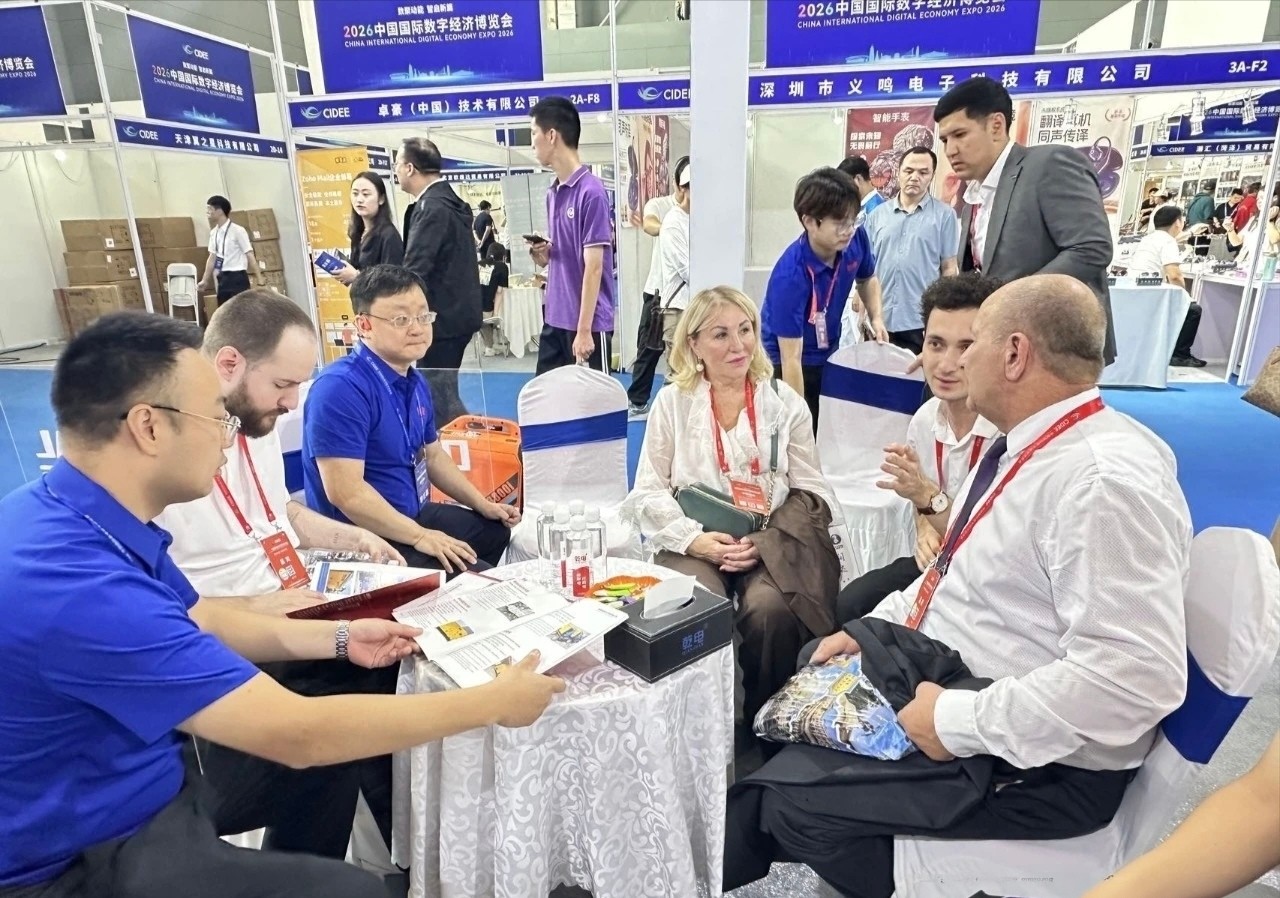 Overseas buyers reviewing product literature with the NovArk Power team at CIDEE 2026