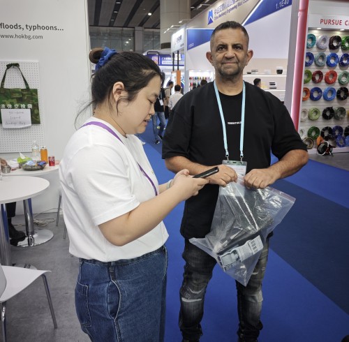 South African Customer Shows Strong Interest in Our Bags on the Fourth Day of the Canton Fair