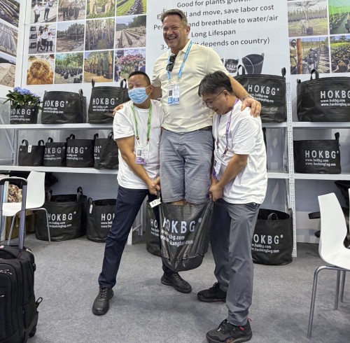 Polish Buyer Tests HOKBG Grow Bags at the 140th Canton Fair
