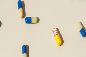 哪些因素决定了膳食补充剂的最佳胶囊尺寸和材料？