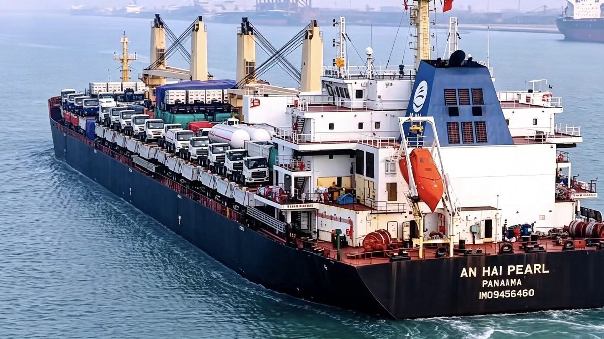 Breakbulk cargo ship sailing at sea for freight booking