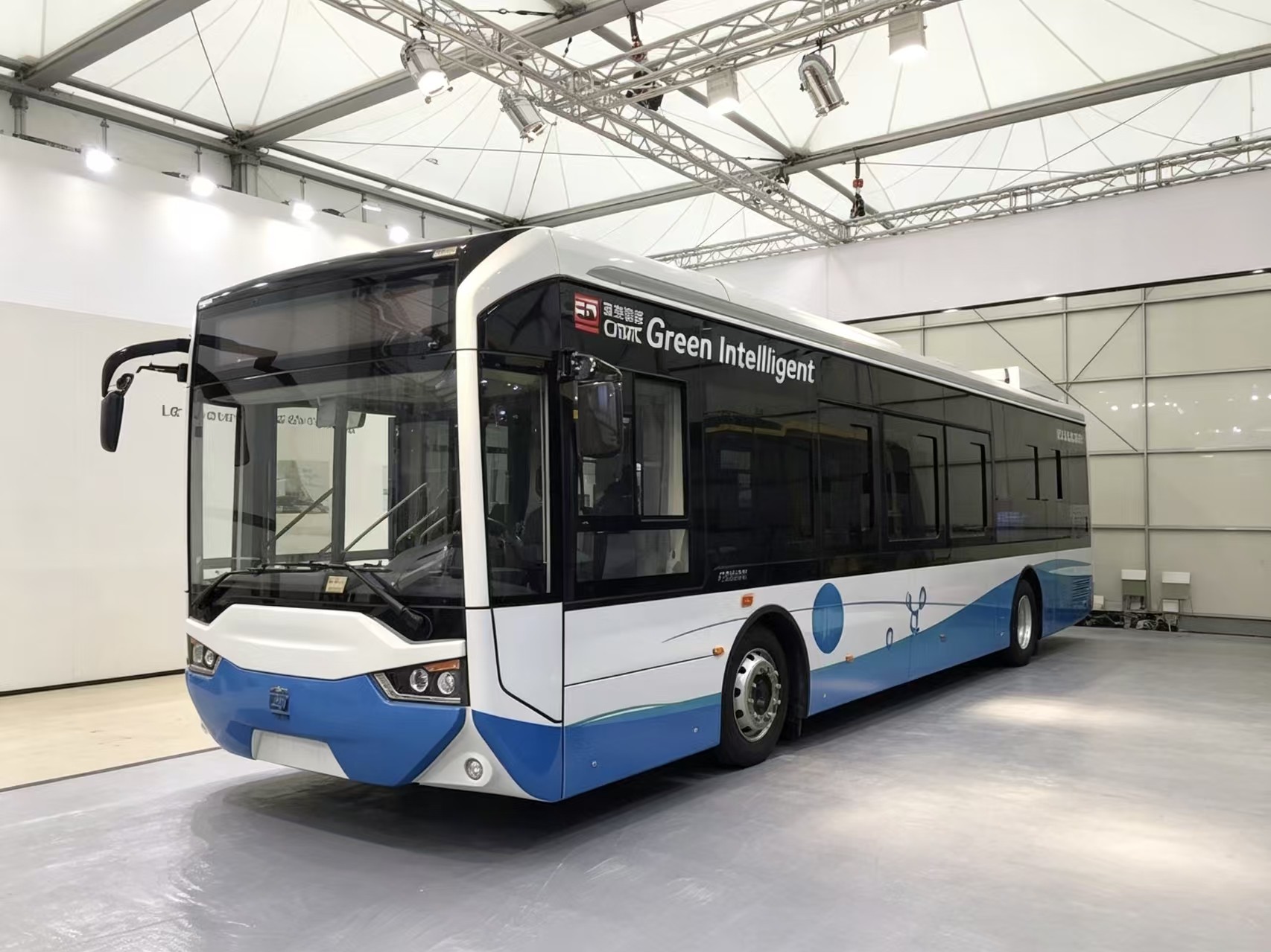 BusWorld展览馆内的12米电动公交车