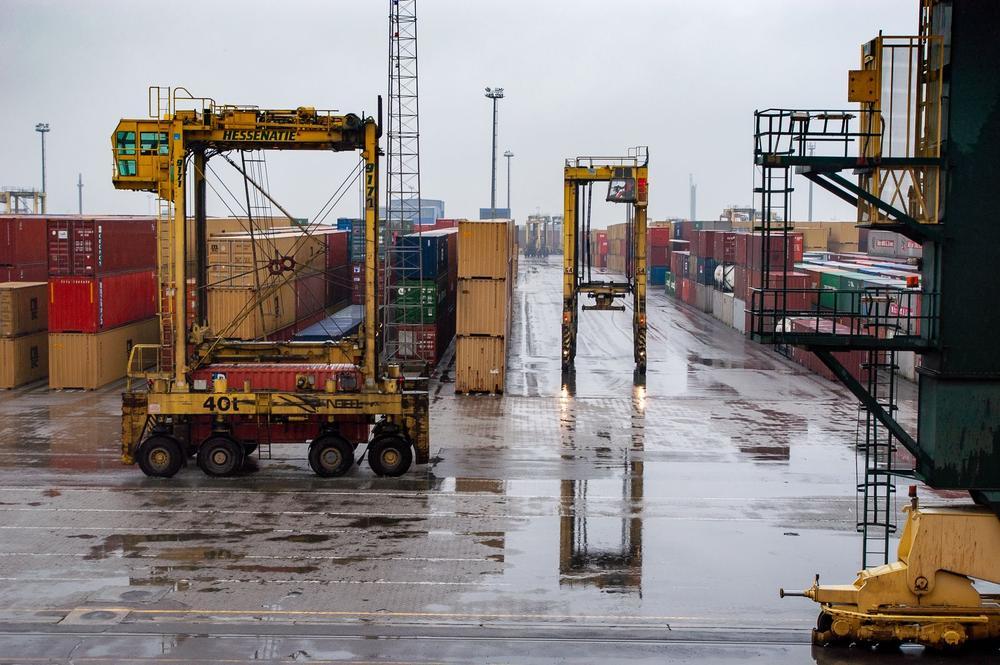 Container terminal with straddle carriers handling rail-bound containers