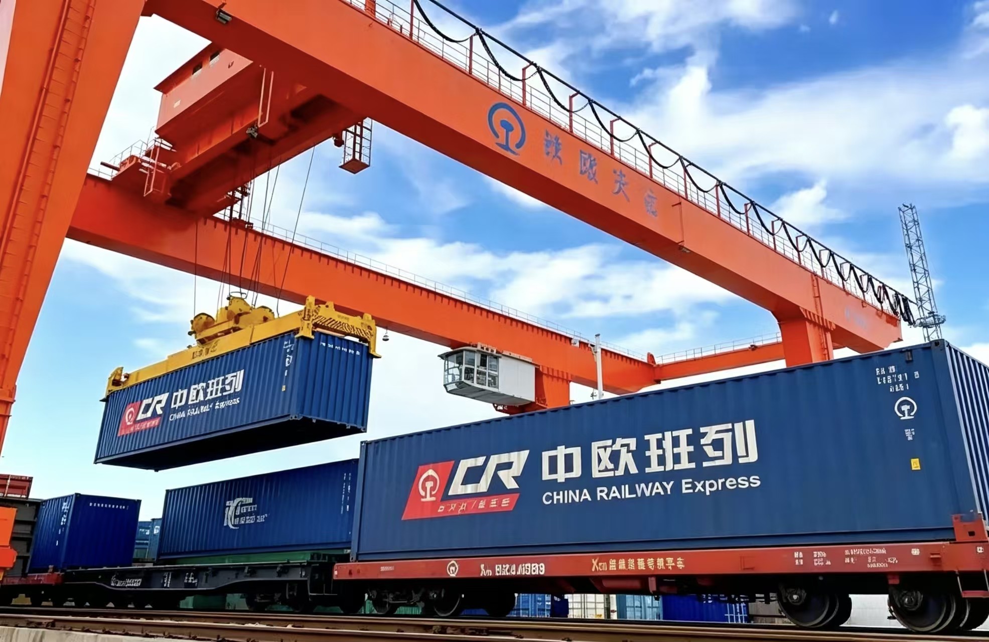 Container terminal with straddle carriers handling rail-bound containers