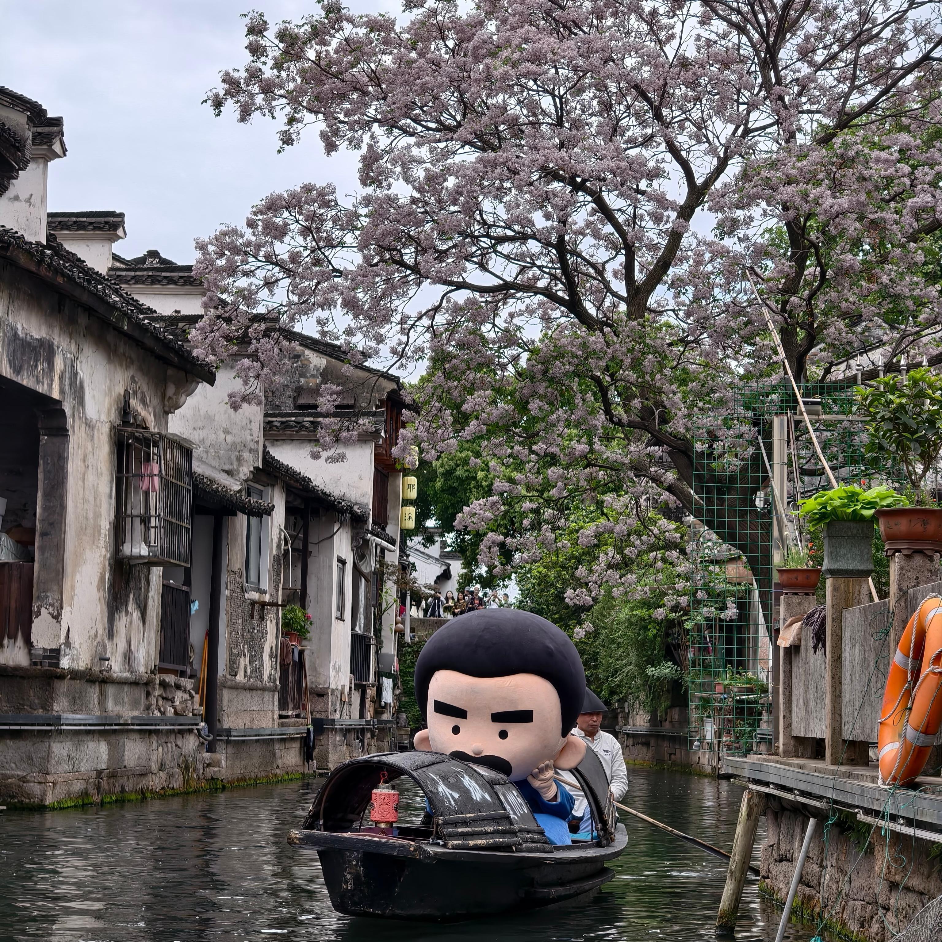 Immerse yourself in Shaoxing's water town life all day. Take a Wupeng boat through the Baziqiao historical district to see the real life of indigenous people. In the afternoon, visit Lu Xun's Hometown (Baicao Garden, Sanwei Study), revisiting textbook memories. In the evening, enjoy the immersive "Chai Tou Feng" performance at Shen Garden, feeling the charm of Song Dynasty culture.