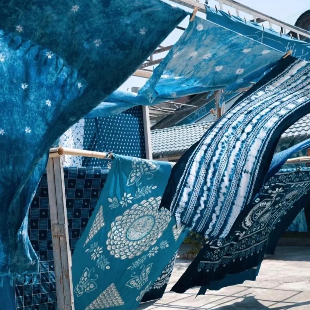 In the early morning, experience Wuzhen Morning Tea, eating Dingsheng Cake. In the morning, visit the Mu Xin Art Museum to appreciate art. In the afternoon, take the child to the Natural Dye Workshop to experience blue calico making, dyeing a scarf to take home.