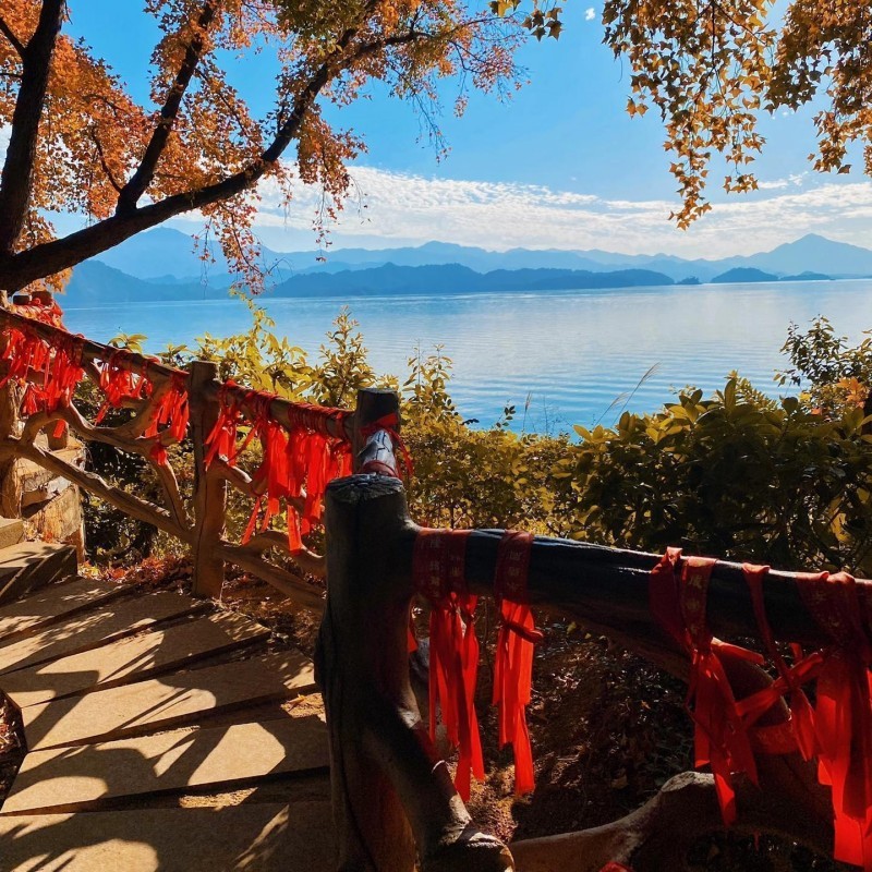 In the morning, head to Wanlv Lake, China's second-largest artificial lake, and take a boat tour to enjoy the lake scenery, feeling the tranquility similar to "Thousand Island Lake". In the afternoon, return to the city and check into another characteristic hot spring resort to experience a different hot spring style.