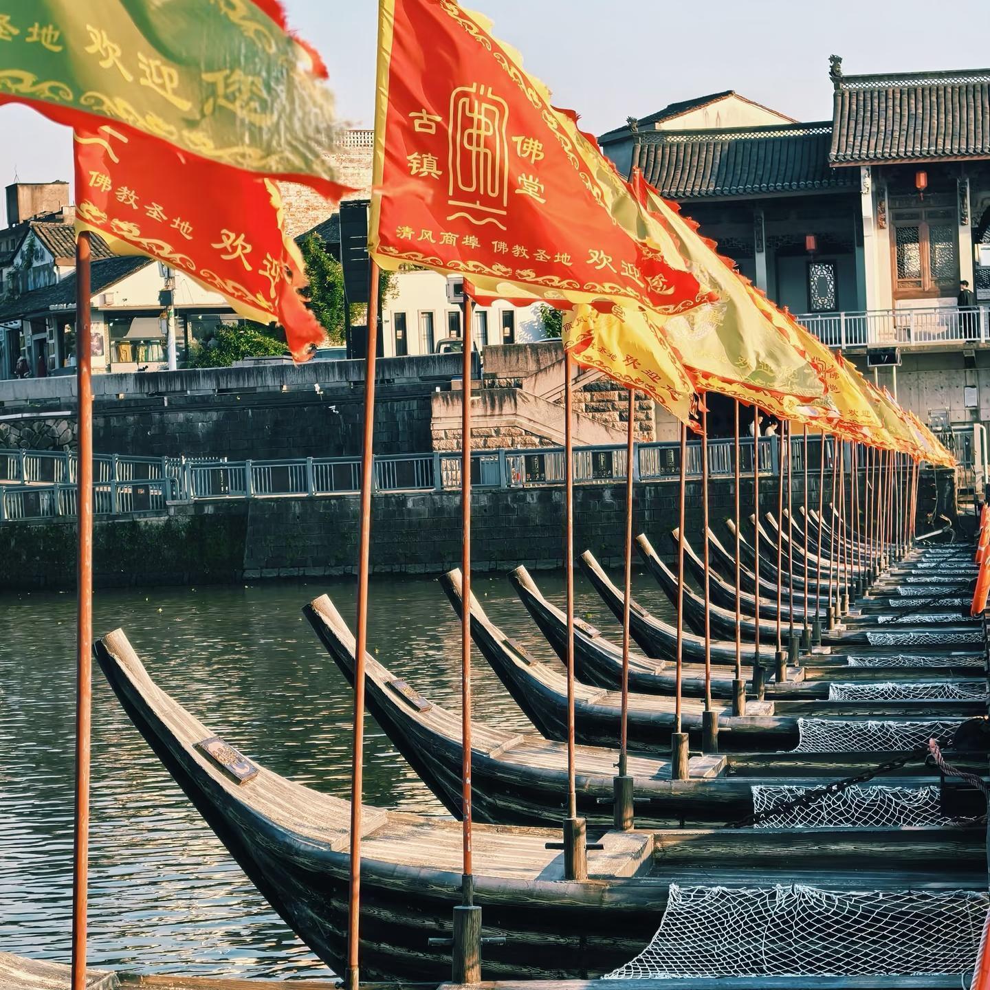 Go to Futang Ancient Town to explore the "first heavy town in central Zhejiang." Drink tea by the floating bridge, visit Ming and Qing ancient architecture groups, understand the historical heritage and business wisdom of the Yiwu merchant guild. In the evening, enjoy private cuisine at a characteristic restaurant in the ancient town, feeling another side of Yiwu.