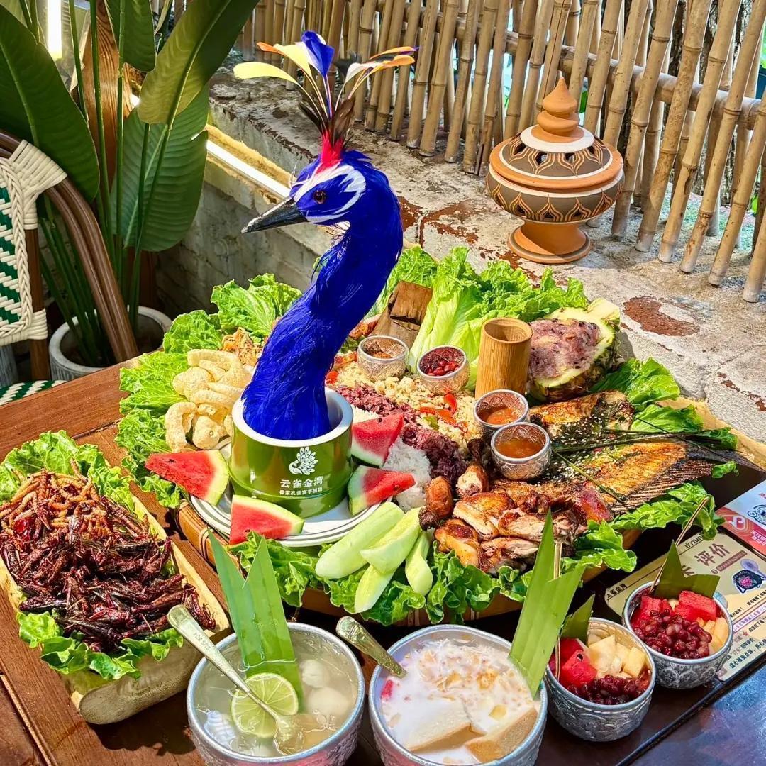 First encounter with Xishuangbanna, check into a rainforest family resort, and enjoy the "Peacock Banquet"—the highest hospitality ceremony of the Dai people featuring roasted peacock,竹筒饭, and Dai-style grilled fish.