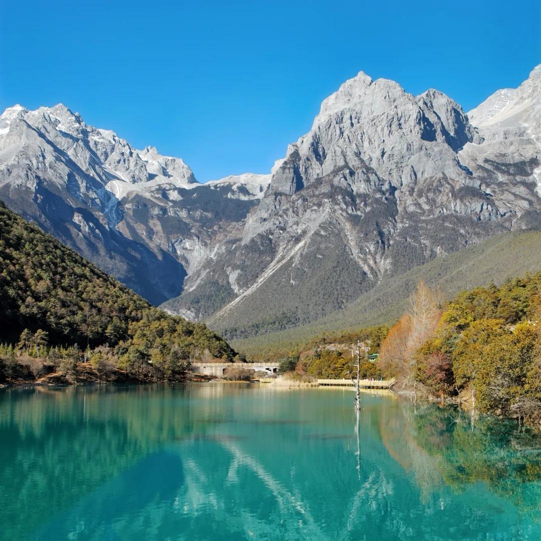 Take the large cable car to the glacier park summit in the morning, challenging yourself; visit the "Little Jiuzhaigou" Blue Moon Valley in the afternoon; watch director Zhang Yimou's epic live performance at dusk, feeling the Naxi people's bold spirit at the foot of the snow mountain.